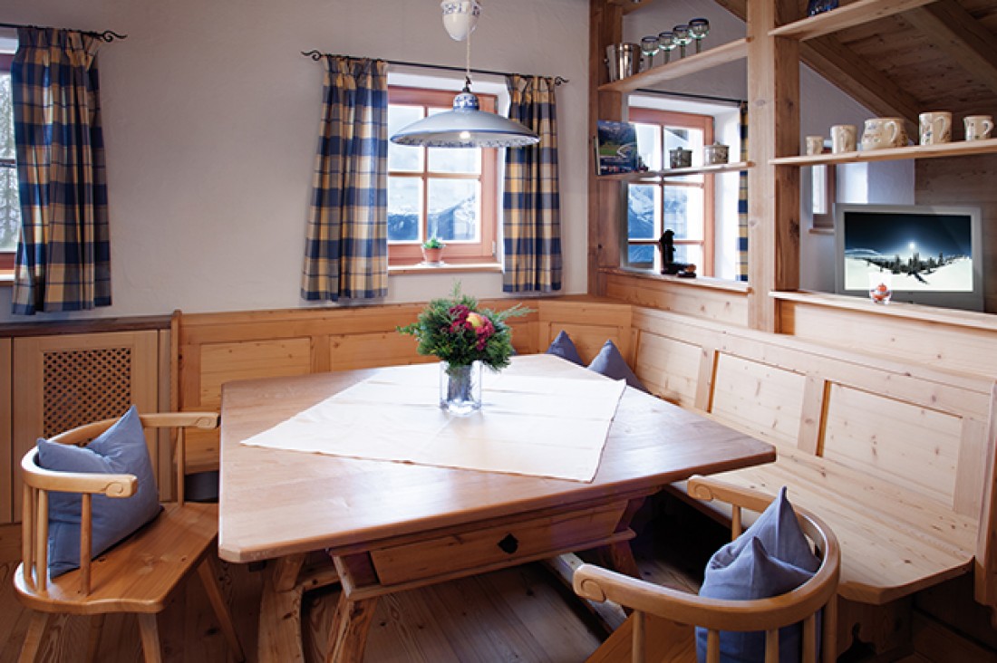 Uriger Küchentisch vom Almjuwel Zaglauhof Werfenweng im Salzburgerland