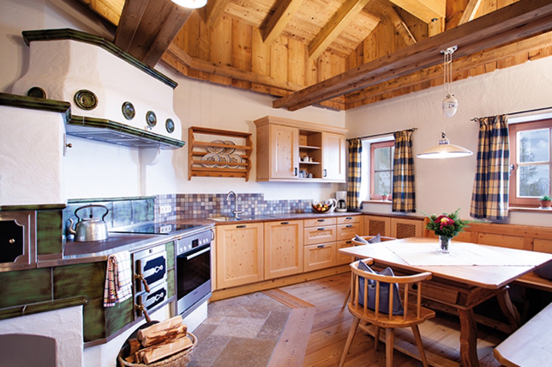 Küche mit originalem Großmutterherd auf der Alm am Zaglauhof