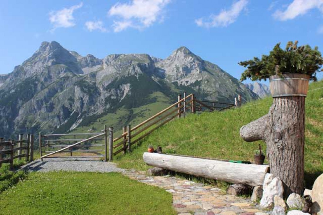 Brunnen vor der Almhütte mit Blick auf den Eiskogel