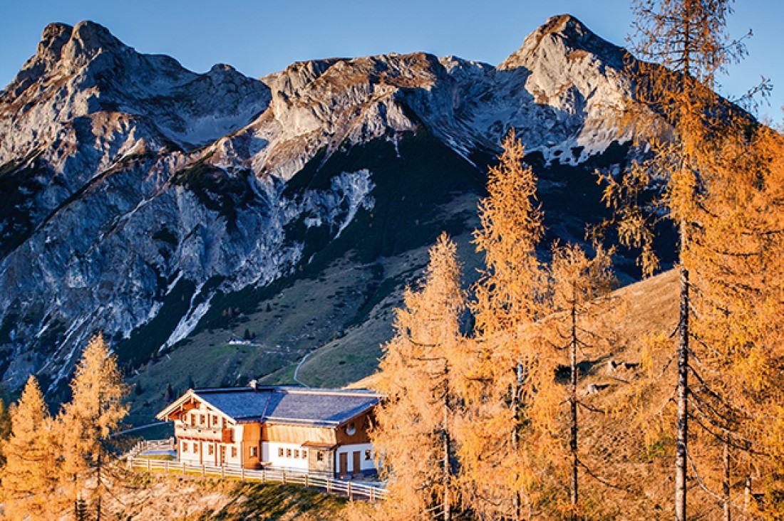 Almjuwel Almhütte am Tennengebirge im goldenen Herbst