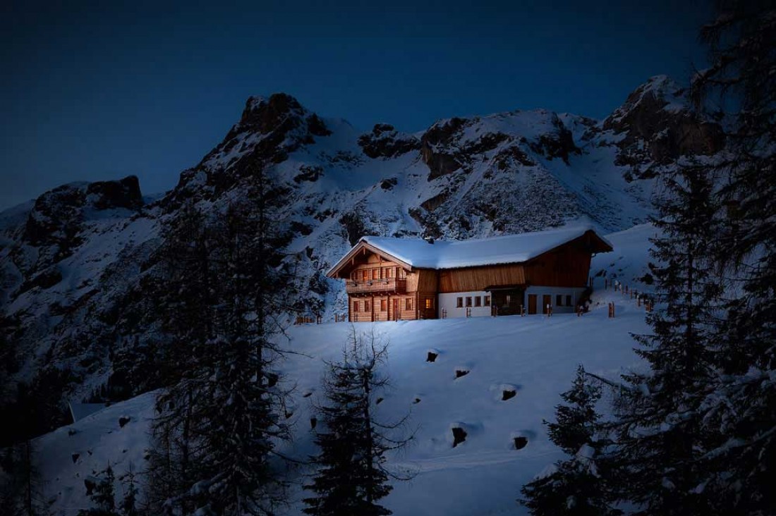 Almjuwel in der blauen Stunde im Winterwonderland Werfenweng im Salzburger Land