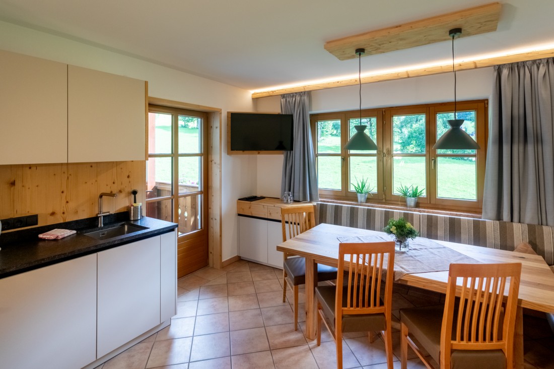 Wohnküche mit großem Esstisch und herrlicher Aussicht