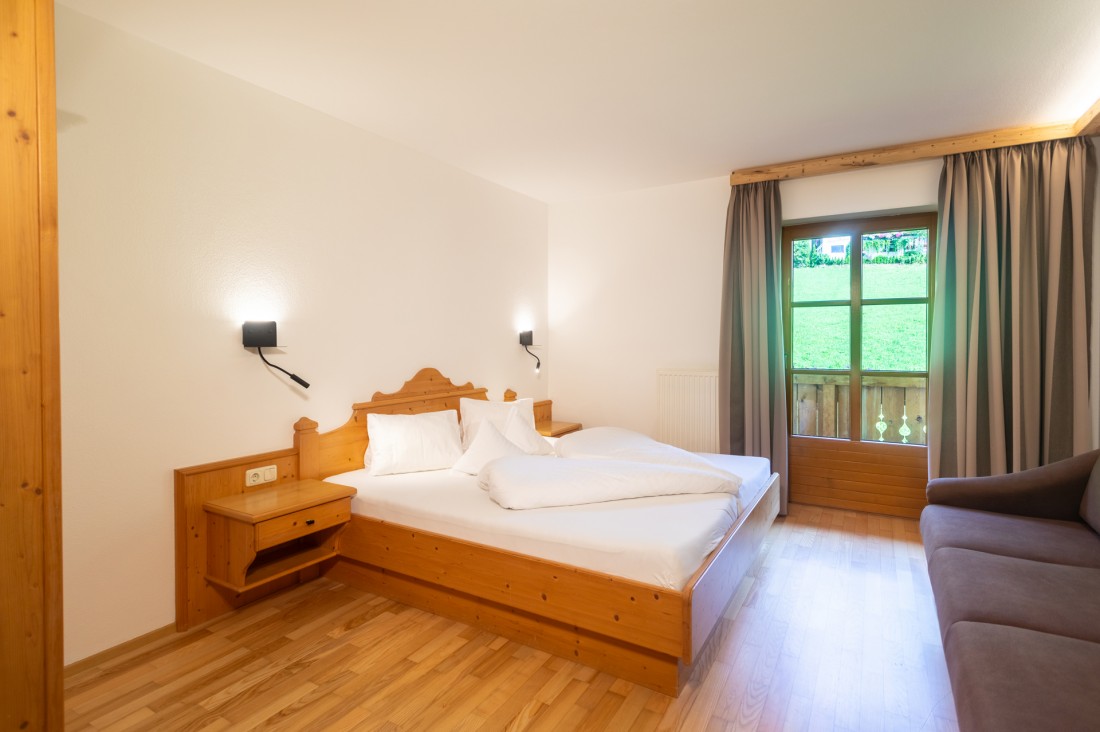 Schlafzimmer mit Doppelbett und Schlafsofa im Landhaus Zaglauhof