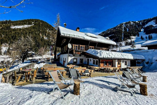 Sonnenterrasse mit Bedienung vom Liftstüberl Zaglauhof Werfenweng