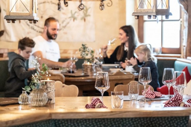 Gmiatlich sitz´n und guat essn mit der ganzen Familie