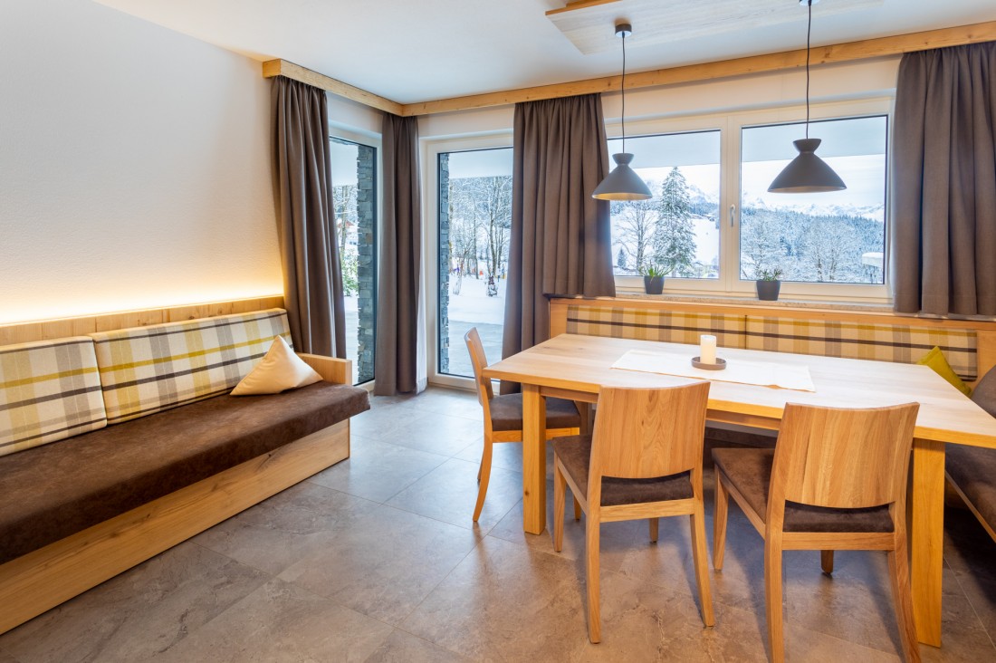 Esstisch in der Wohnküche, exklusive Apartments für Genießer im Salzburger Land