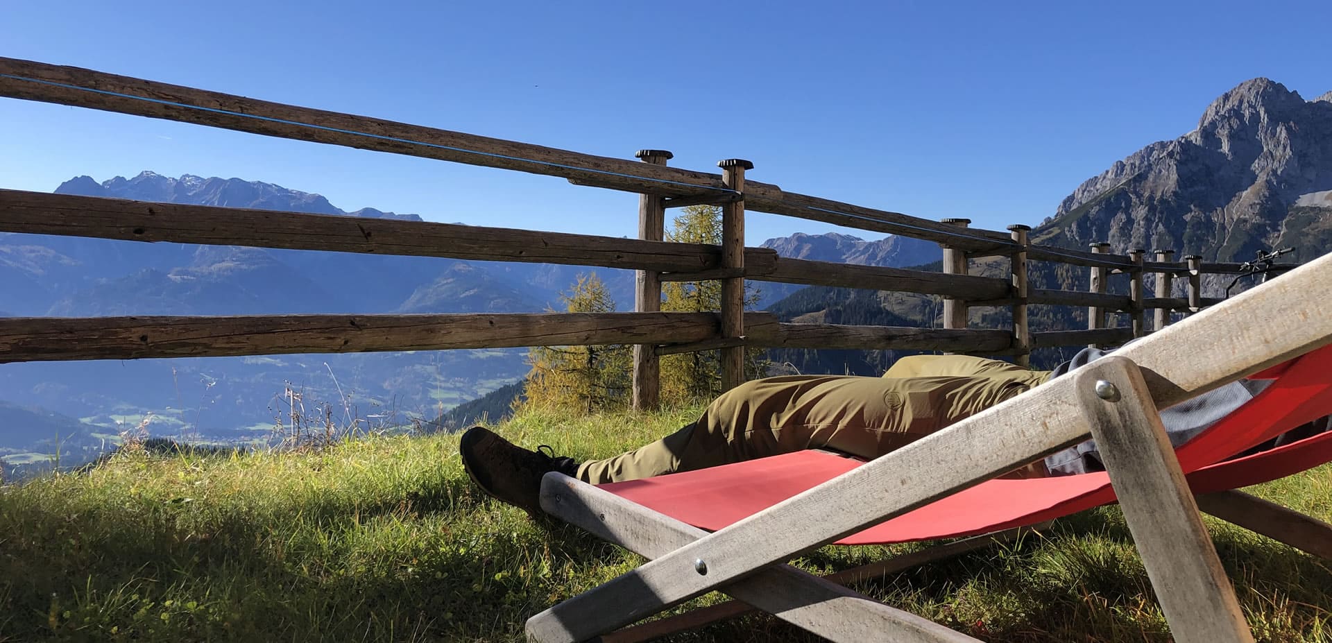 Urlaubsreif im Liegestuhl 