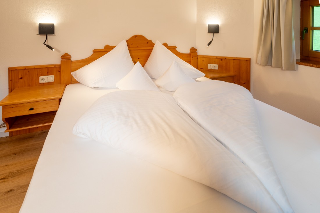 Doppelbett im Schlafzimmer von der Ferienwohnung im Landhaus Zaglauhof