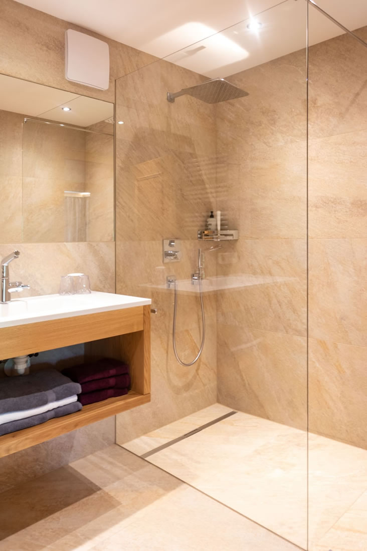 Badezimmer im modernen Stil in der Ferienwohnung Hochthron