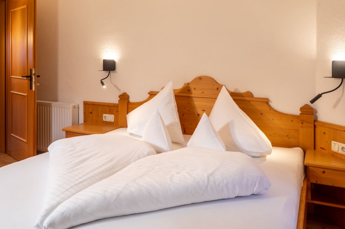 Schlafzimmer mit Doppelbett in der Ferienwohung Hochthron Landhaus Zaglauhof