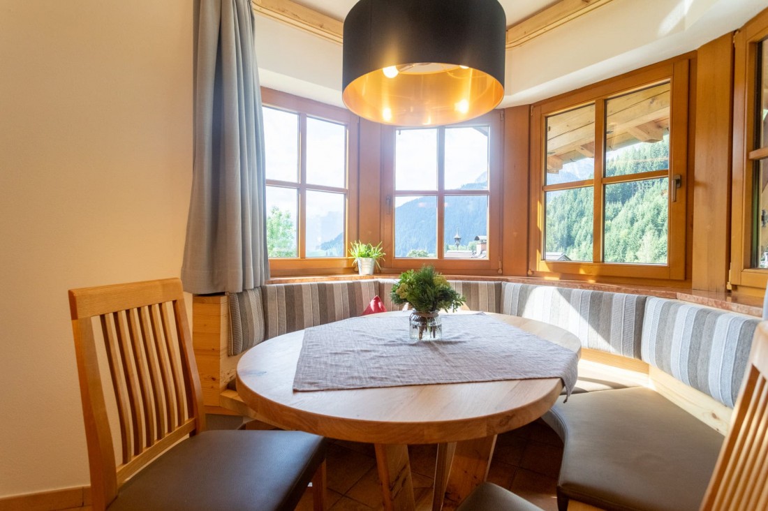 Gemütlicher Erker mit Esstisch und Eckbank in der Ferienwohnung Hochthron Landhaus Zaglauhof