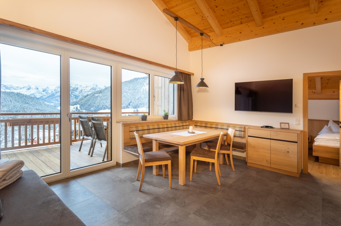 moderne Küche mit sonnigem Balkon und Panoramaussicht