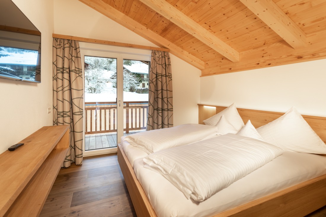 Schlafzimmer mit Doppelbett und herrlicher Aussicht