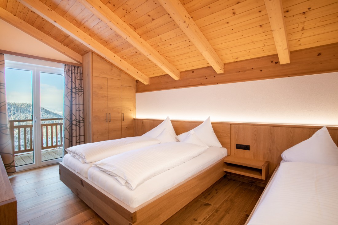 Schlafzimmer mit heimeliger Dachschräge in Vollholz