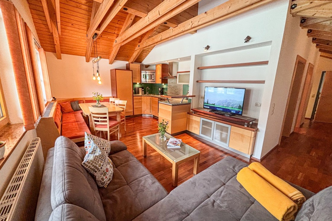 Wohnküche mit moderner Küchenzeile