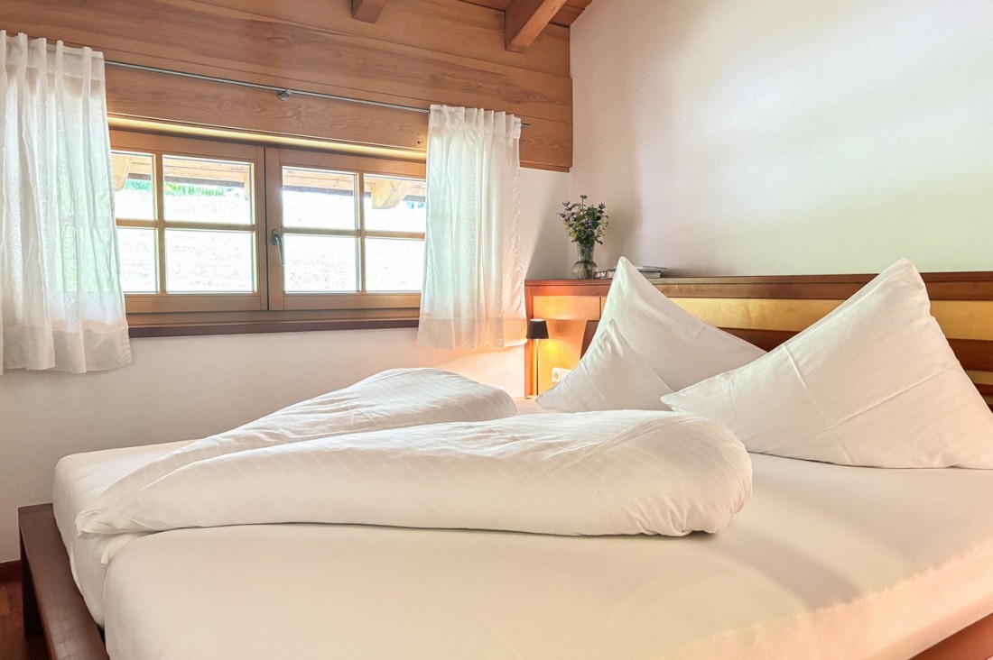 Schlafzimmer mit Doppelbett in der Ferienwohnung Wieseck im Landhaus Zaglauhof