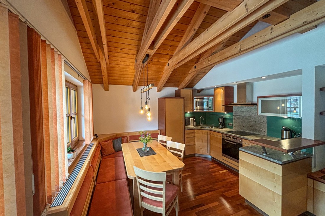 Gemütliche Wohnküche mit Ecktisch