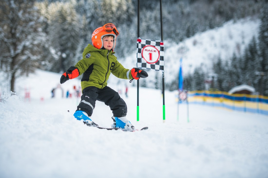 Kleiner Sebastian im Kids Snowpark der Bergbahnen Werfenweng