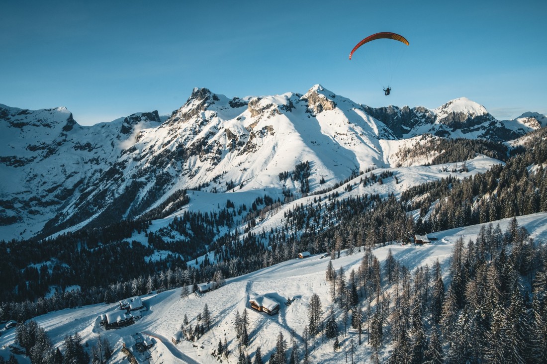 Paragleiten in winterlicher Kulisse in Werfenweng bei den Bergbahnen Werfenweng